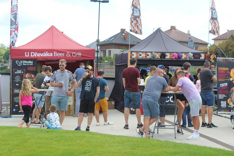 Burger Street Festival bude za jihlavským Cityparkem celý víkend. Lidé si mohou vybírat u více než desítky stánků.