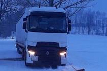 Na silnici u Štoků ve směru na Petrovice uvíznul v úterý ráno řidič kamionu. Silnice je průjezdná pro osobní vozidla.