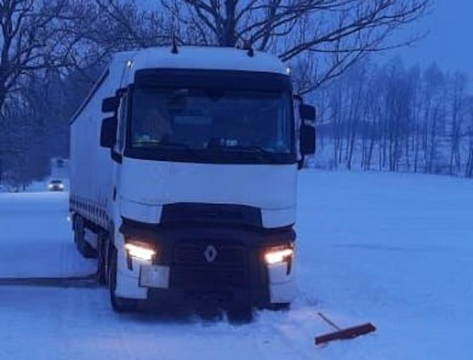 Na silnici u Štoků ve směru na Petrovice uvíznul v úterý ráno řidič kamionu