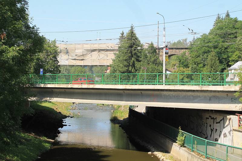 Ke svému 130 výročí od výstavby dostane jihlavský železniční most Pod Jánským kopečkem pěkný dárek v podobě nátěru, kolejnic a dalších oprav.