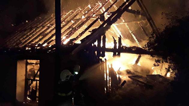 Hned šest hasičských jednotek likvidovalo loni v srpnu krátce po jedné hodině v noci požár střechy rodinného domu v obci Vápovice na Jihlavsku.