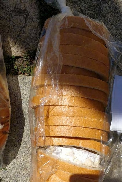 Padesát gramů pervitinu bylo schovaných v chlebu.