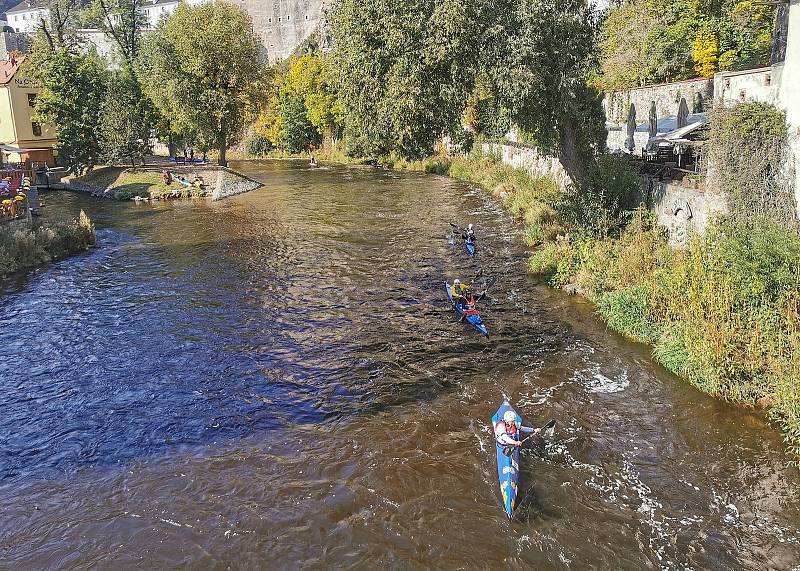 Devatenáctý ročník Krumlovského vodáckého maratonu provázelo opět krásné počasí. A nechyběly ani dvě posádky z Hodic - dobrovolní hasiči a členové místního motoklubu.