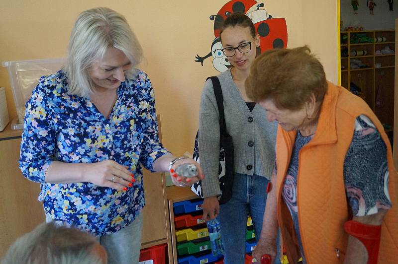 Klienti Domova pro seniory v Lesnově si užili den v mateřské škole.
