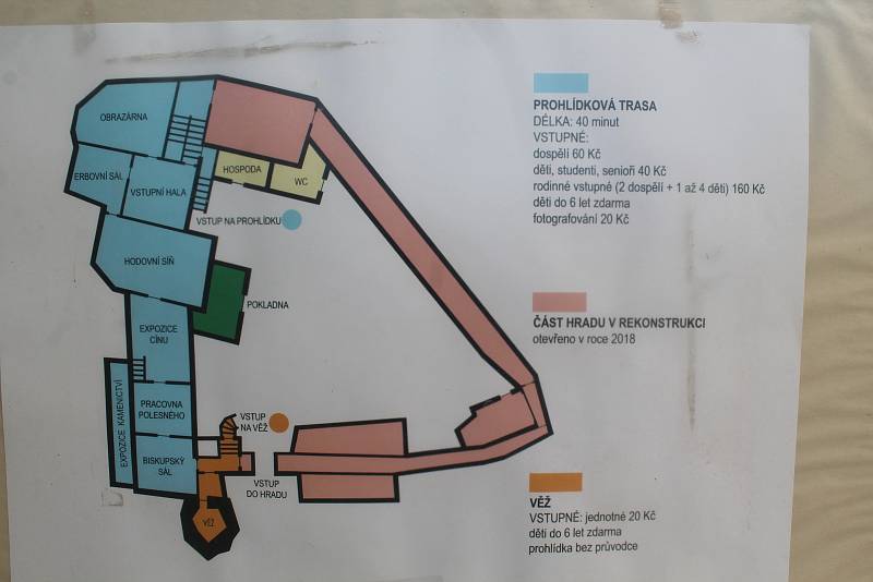 Polovinu hradu Roštejn v současné době obsadili dělníci. Na malém a velkém ochozu, v kapli a botanickém sále se pustili do celkové obnovy hradu, projekt chce navázat na dobu před vyhořením v roce 1915.