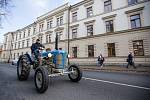 Pan Havelka přebral z rukou hejtmana Jiřího Běhounka cenu za nejkrásnější traktor.