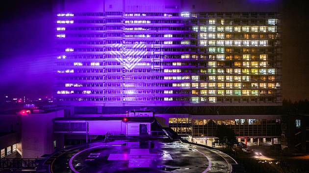 Na budovách nemocnic a dalších zařízení se ve všech krajích rozsvítí světlo. Na fotografii je Fakultní nemocnice Brno