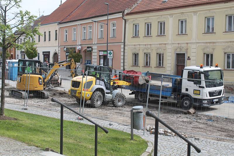 Na jaře 2021 je Třešť rozkopaná, pokračuje oprava průtahu, která začala o rok dříve.