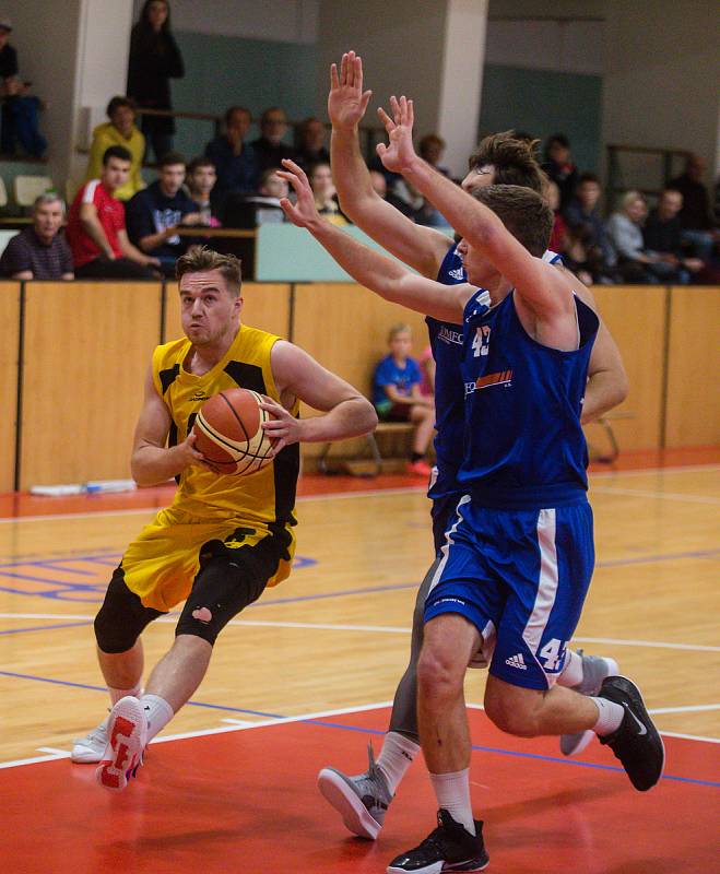 Basketbalové utkání 1. ligy mezi BC Vysočina a SA Komfort Brno.