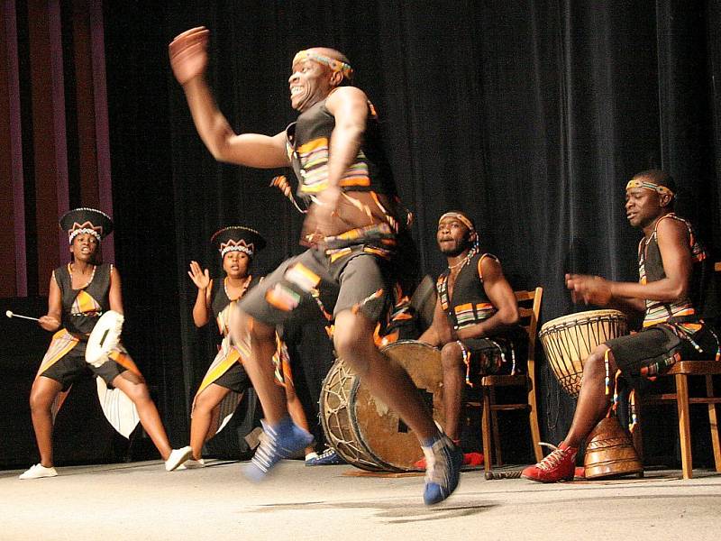 Tanec plný temperamentu předvedla návštěvníkům kina v Pacově na Pelhřimovsku taneční skupina Iyasa ze Zimbabwe. 