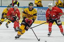 Hokejisté Dukly Jihlava (ve žlutém) zvítězili v pondělním předposledním kole základní části Chance ligy nad béčkem Pardubic 3:2.