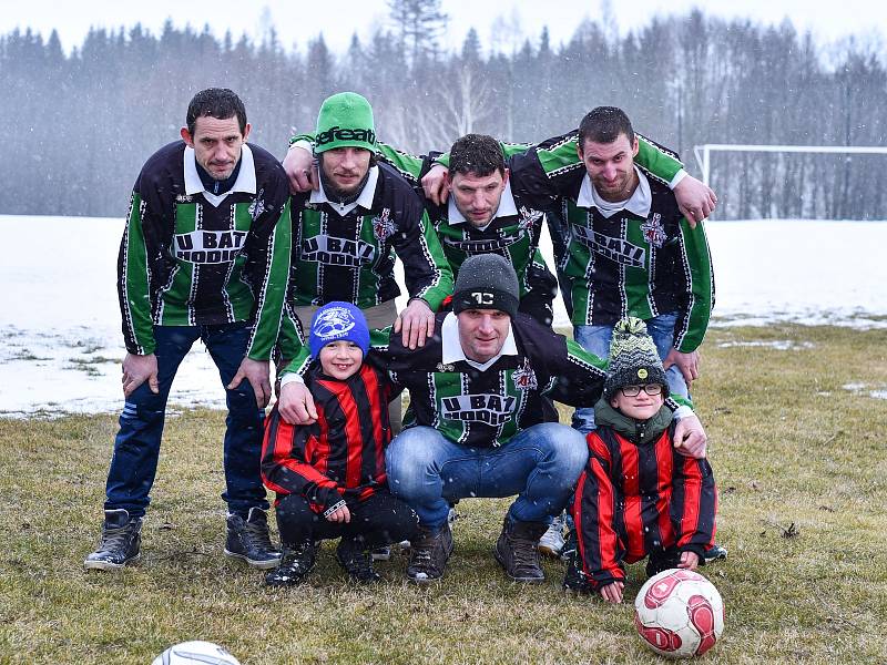 Početná rodina Biskupů si život bez fotbalu v Hodicích nedokáže představit.