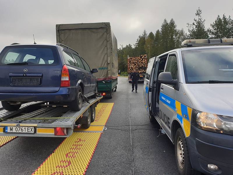 Policie kontrolovala auta převážející dřevo.