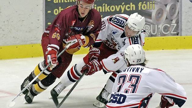 Hattrick si na své konto připsal útočník Michal Velecký (v červeném). Dukle tím ale k bodům nepomohl.