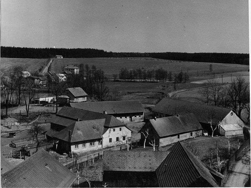 Ve Zhoři už Sukův statek nenajdeme. Byl zbourán a na jeho místě stojí bytovka dostihové stáje Pegas. Po vystěhování majitelů statek sloužil několik let z části jako objekt pro hospodaření nově založeného JZD a z části  jako dětská poradna.