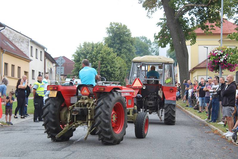 Spanilé jízdy Kamenicí se účastní každý rok více a více traktorů. Při letošním pátém ročníku jich už bylo kolem devadesátky.