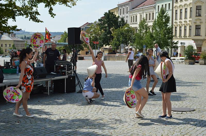 Druhý ročník multikulturního festivalu přilákal v sobotu na jihlavské Masarykovo náměstí řadu zvědavců. K vidění zde byly ukázky hudby a tance z různých koutů světa, jako  je Mexiko, Sýrie, Srbsko, Itálie i Afrika. Cílem celé akce bylo ukázat dětem i dosp