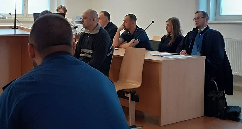 Alexandr Štork a ostatní se svými obhájci u soudu v Jihlavě.