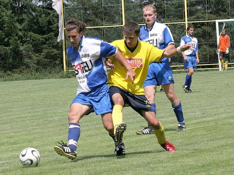  Janovičtí fotbalisté (u míče Patrik Fišer) v duelu s Bystřicí rozhodně nejsou favority, ale doma se chtějí poprat o dobrý výsledek.   