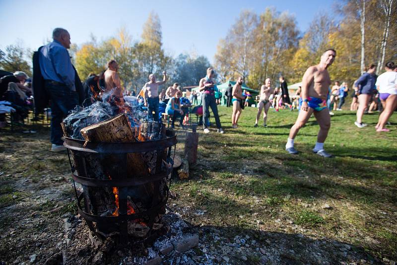 Otužilecké plavání v lomu v Horní Cerekvi.