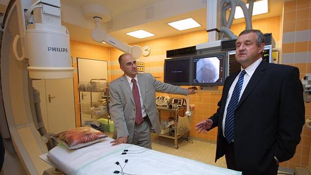 Kardiolog Ladislav Pešl (vpravo) popisuje unikátní přístroj, díky kterému lékaři mohou nahlédnout dovnitř srdce, aniž by otevřeli hrudník pacienta.  Ten je při zákroku v plném vědomí.