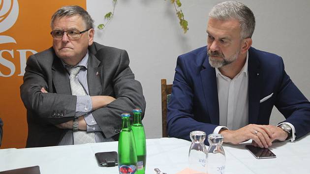 Hejtman Jiří Běhounek (vlevo) zůstává lídrem sociálních demokratů na Vysočině pro krajské volby.