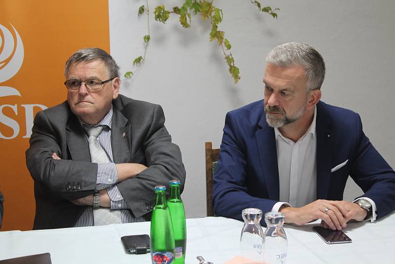 Hejtman Jiří Běhounek (vlevo) zůstává lídrem sociálních demokratů na Vysočině pro krajské volby.