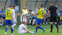 V sobotním utkání předkola MOL Cupu mezi fotbalisty domácího FC Žďas Žďár (v bílém) a Velkou Bíteší (v modro-žlutém) padaly branky jen do hostující sítě. Po výhře 3:0 čeká na Žďár v prvním kole FC Vysočina.