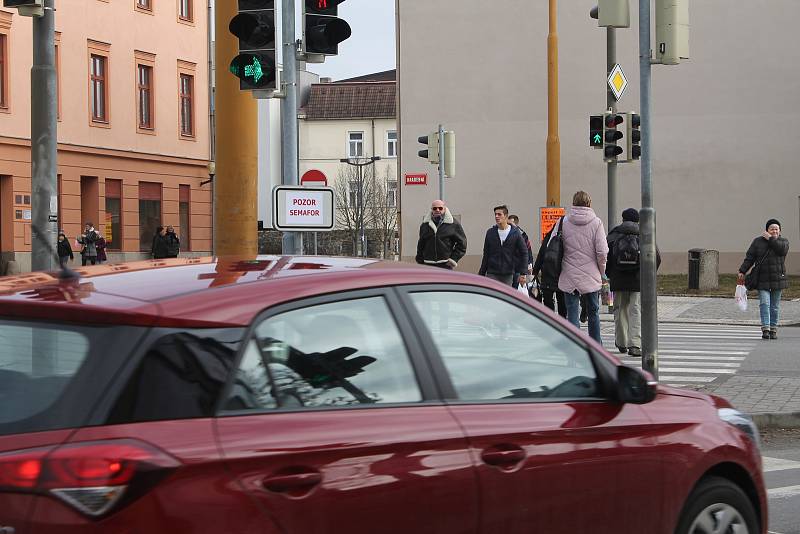 Lidé nový semafor kritizují, instalovanán byl nejen kvůli vzniku nové autobusové zastávky v lokalitě. Foto: Deník/Martin Singr