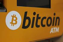Podvodníci navádí lidi k využití bitcoinmatu. Ilustrační foto: ČTK