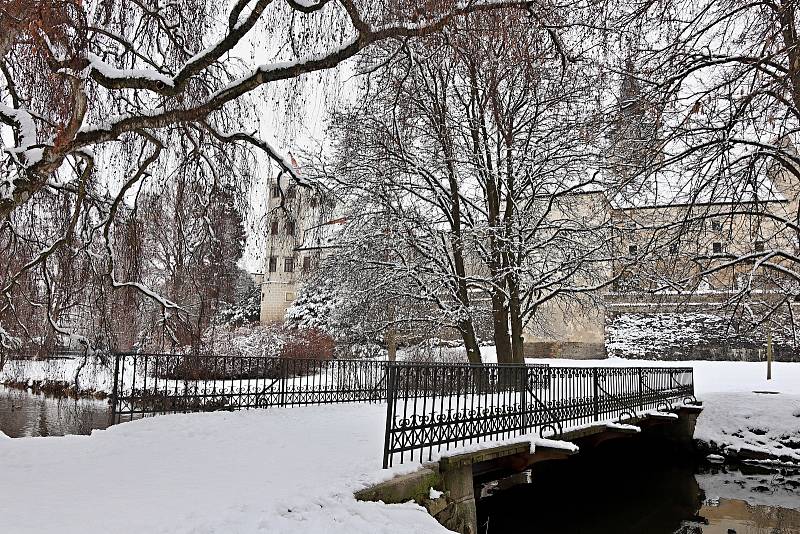 Procházka předvánoční Telčí není jenom náměstí, ale své kouzlo skrývá i zámecký park.