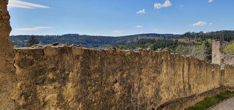 Zřícenina hradu Landštejn je směsicí několika architektonických slohů. Návštěvníci si zde přijdou na své.