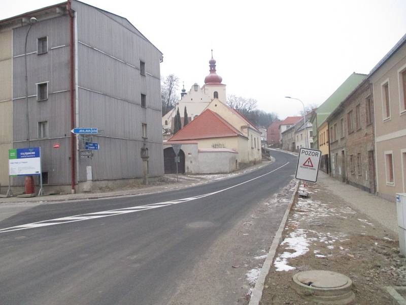 Hotovo. Fritzova ulice, která je hlavním tahem z Třeště na Stonařov, je od začátku prosince znovu otevřená. 