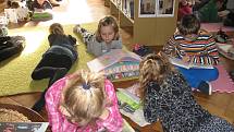 Jeníkovské děti do knihovny dochází na čtenářské dílny.