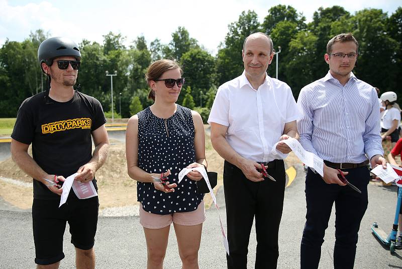 Jihlavská dráha pro kolečka v pohybu se otevřela. Na své si přijdou příznivci koloběžek, freestyle kol i skateboardů. Unikátní hřiště přilákalo na otevření desítky  malých i velkých neohrožených jezdců.