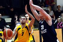 Jihlavští basketbalisté (ve žlutém Miroslav Krajcigr) v neděli přivítají Sokol Žižkov. Vysočina věří, že splní roli papírového favorita a poslední celek tabulky porazí.