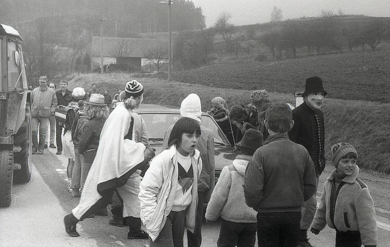 Masopustní veselí začíná po Třech králích. Průvody už druhým rokem nejsou, připomenout si je můžeme na historických fotkách. Tyto z Jezdovic u Třeště.