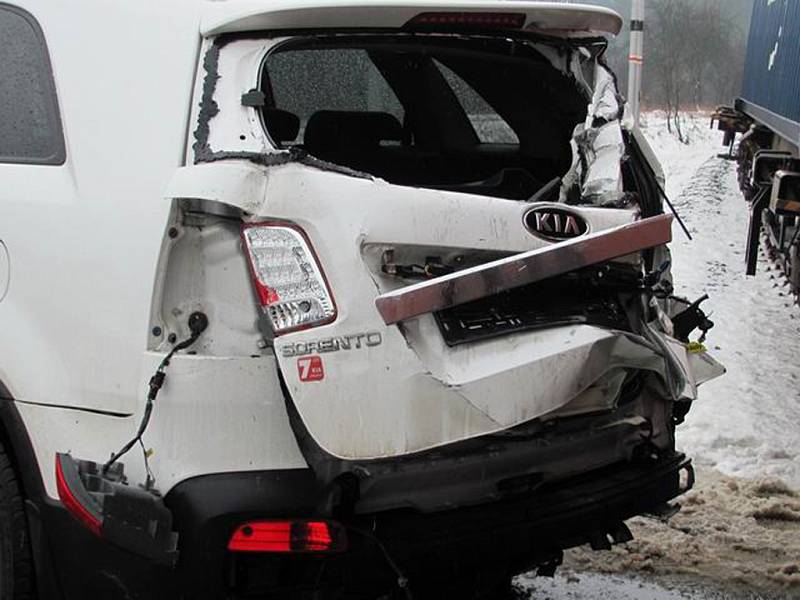 U obce Leština na Havlíčkobrodsku se střetlo osobní auto s nákladním vlakem. Příčinu nehody šetří policie.