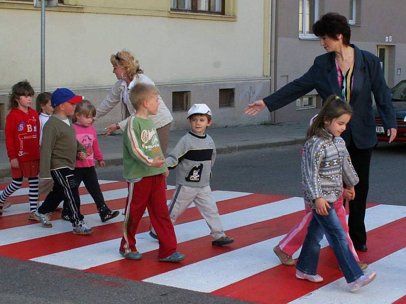 Děti v mateřských školkách by měly na vycházkách nosit reflexní vesty.