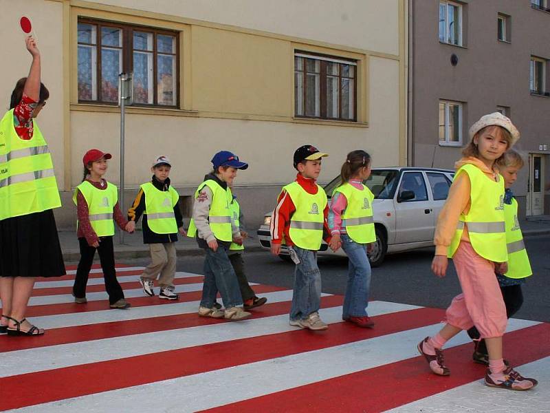 Děti v mateřských školkách by měly na vycházkách nosit reflexní vesty.