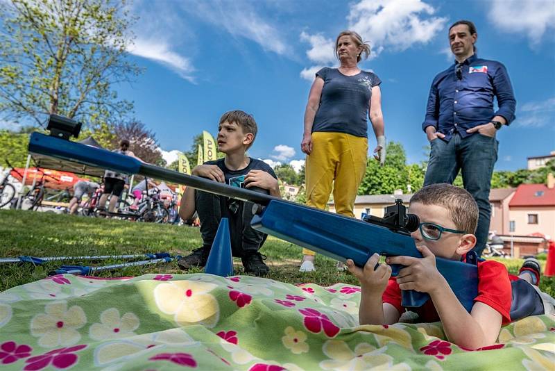 Dopravní hřiště v Jihlavě U Rybníčků za City Parkem bylo na Světový den kola plné dětí.