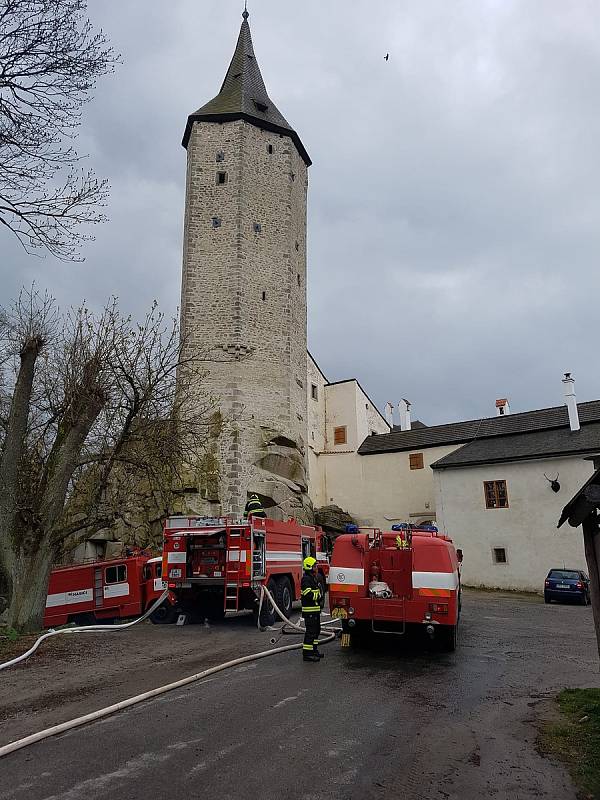 V pondělí 25. dubna se cvičně hasil hrad Roštejn.