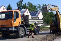 Oprava silnice první třídy u Telče je v plném proudu.