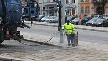 Čištění kanálů, chodníků i silnic nebo odtahy aut. To  vše každoročně patří k blokovému čištění ulic krajského města.