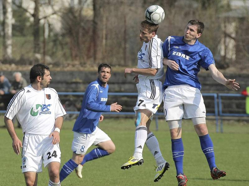 Comeback. Kanonýr Václav Pohanka (vpravo) se vrátil do Žďáru nad Sázavou, kterému by měl ve hře o záchranu pomoci především góly. 