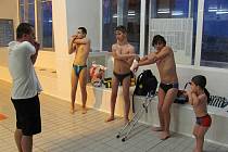Na bazén jezdí mladí z Vodomílku přibližně dvakrát týdně. Na jednu hodinu plavání jich přichází většinou dvanáct. Rozcvička pod dohledem dobrovolníka platí pro všechny.