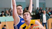 Jihlavští basketbalisté (ve žlutém) na své palubovce ukázali, že se Olomouce, za níž hraje i jejich bývalý spoluhráč Martin Novák, nebojí. Série je vyrovnaná.