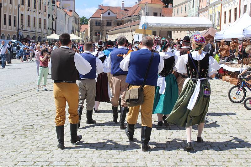 Centrum Telče v sobotu odpoledne žilo folklorem.