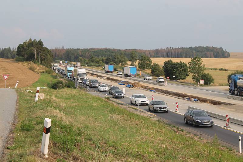 V sobotním podvečeru byly v plném proudu přípravné práce. Foto: Deník/