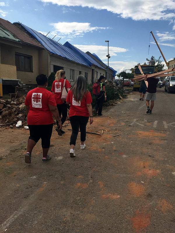 O víkendu, ihned druhý den po ničivém tornádu, se vydaly týmy pracovníků jihlavské Charity pomoci lidem, kteří na jižní Moravě pocítili sílu ničivého větrného živlu